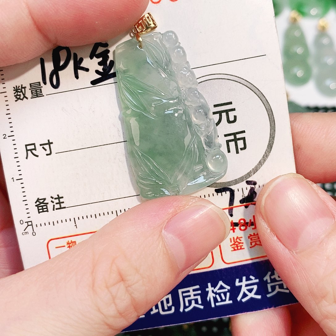 翡翠18K金镶嵌颈饰吊坠