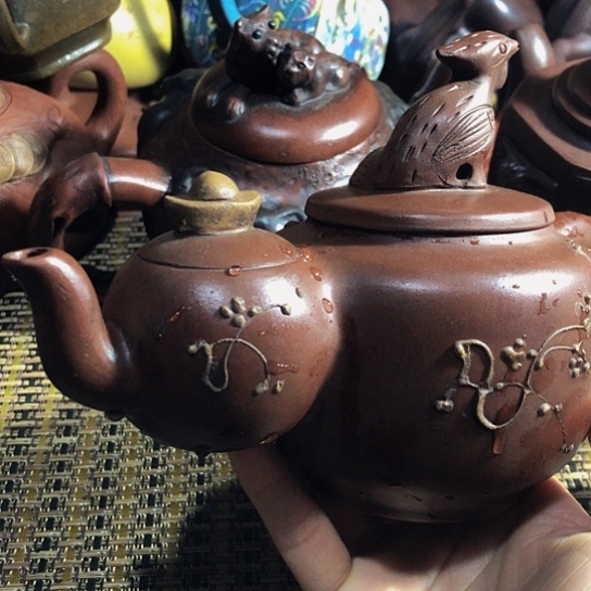 紫砂茶壶原矿泥料手工制作的紫砂壶。