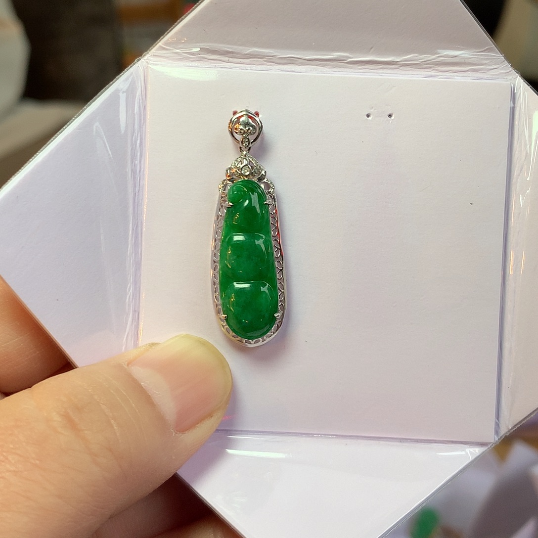 翡翠18K金镶嵌颈饰福豆