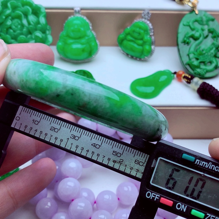 翡翠未镶嵌手镯……