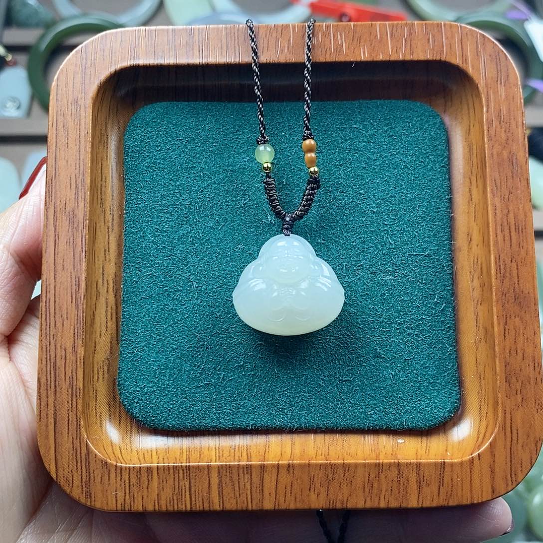 和田玉未镶嵌颈饰白色抱抱佛