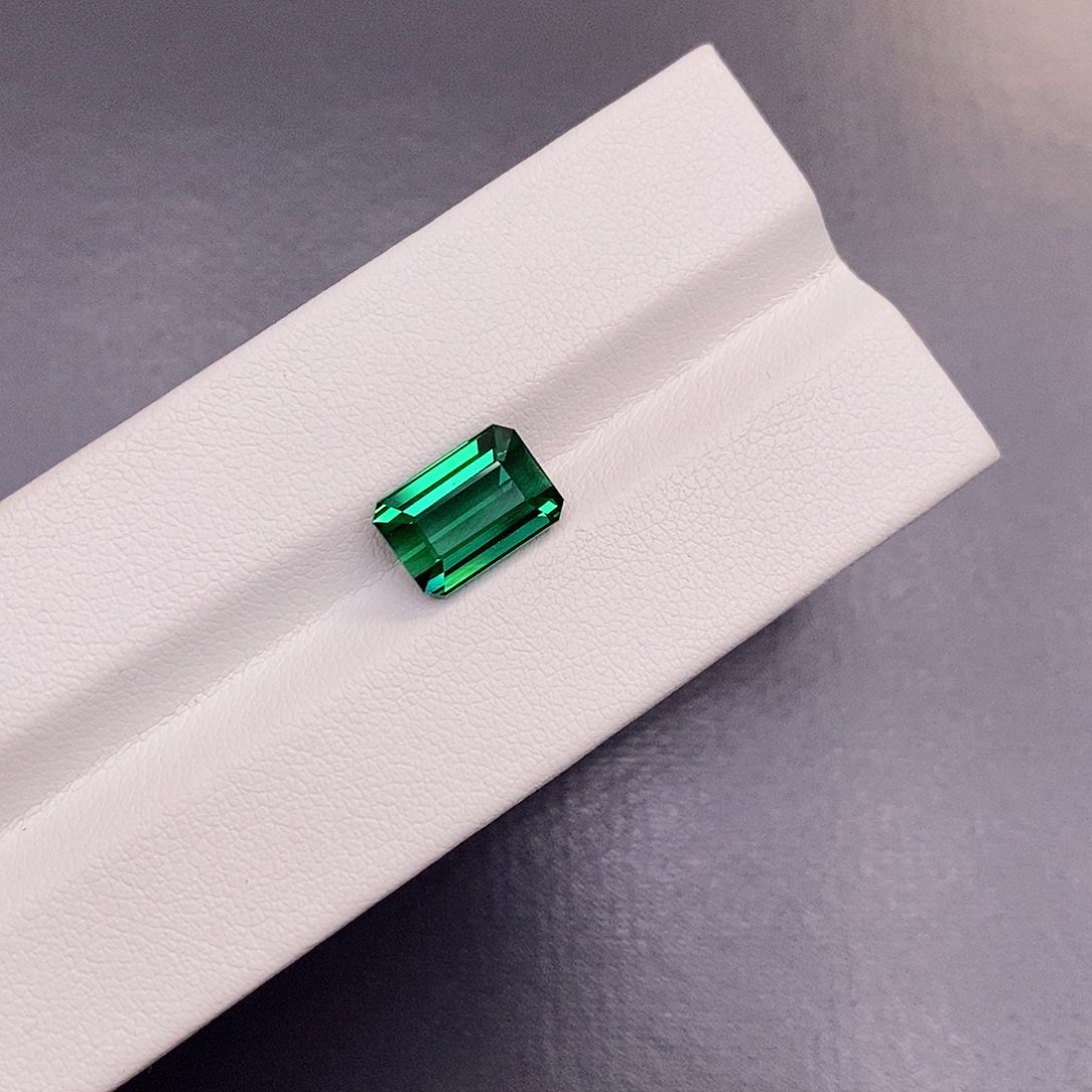 未镶嵌裸石碧玺3.7克拉