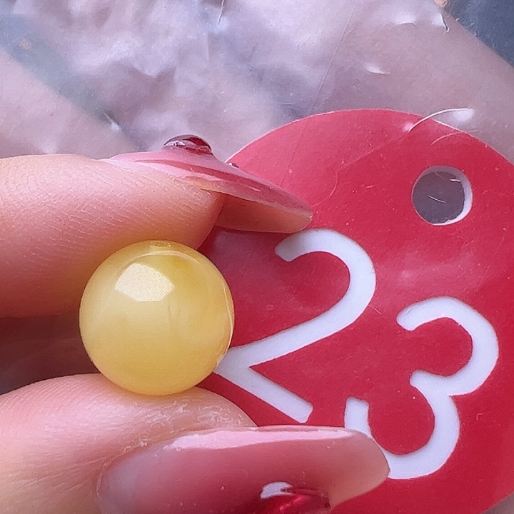 蜜蜡裸石未镶嵌10.7mm 鸡油黄 圆珠