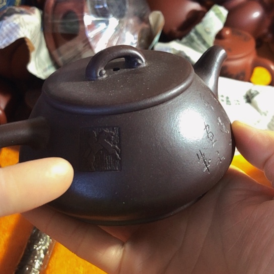 紫砂茶壶原矿泥料手工制作的紫砂壶。