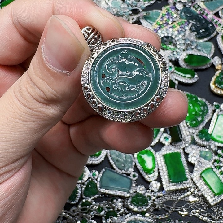 翡翠颈饰未镶嵌天然A货翡翠放漏