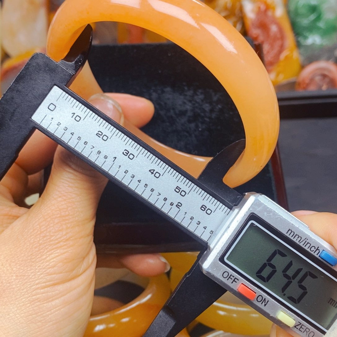石英质玉（黄龙玉）未镶嵌颈饰