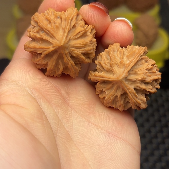 文玩核桃吊坠35凹的三棱