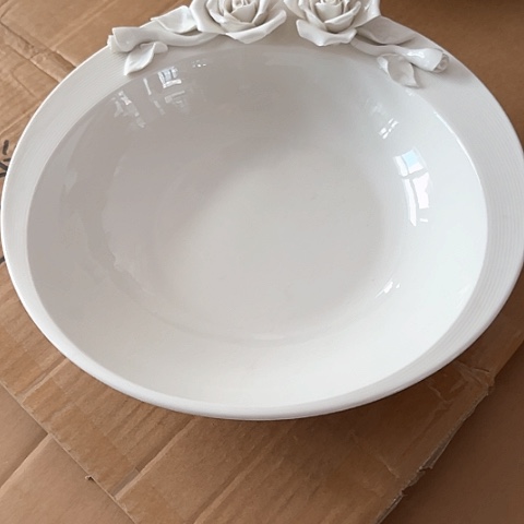 白瓷捏花盘子带深度微瑕