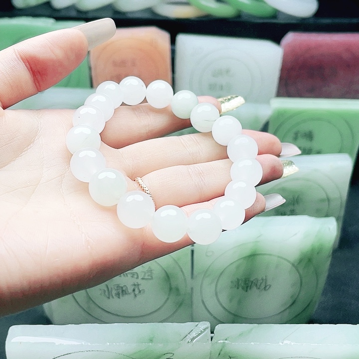 带***瑰定制石英质玉（天山翠）