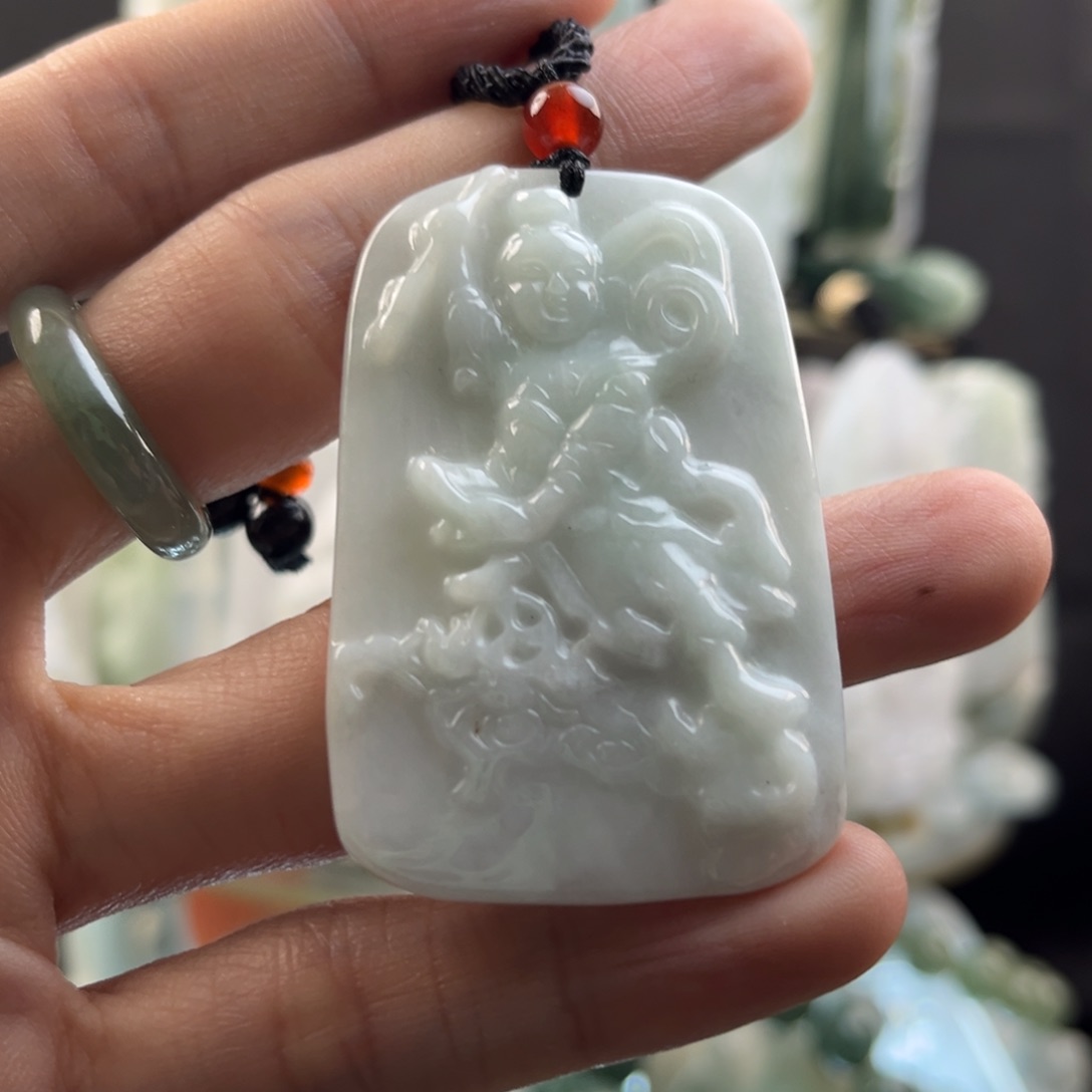 翡翠颈饰未镶嵌哪叱