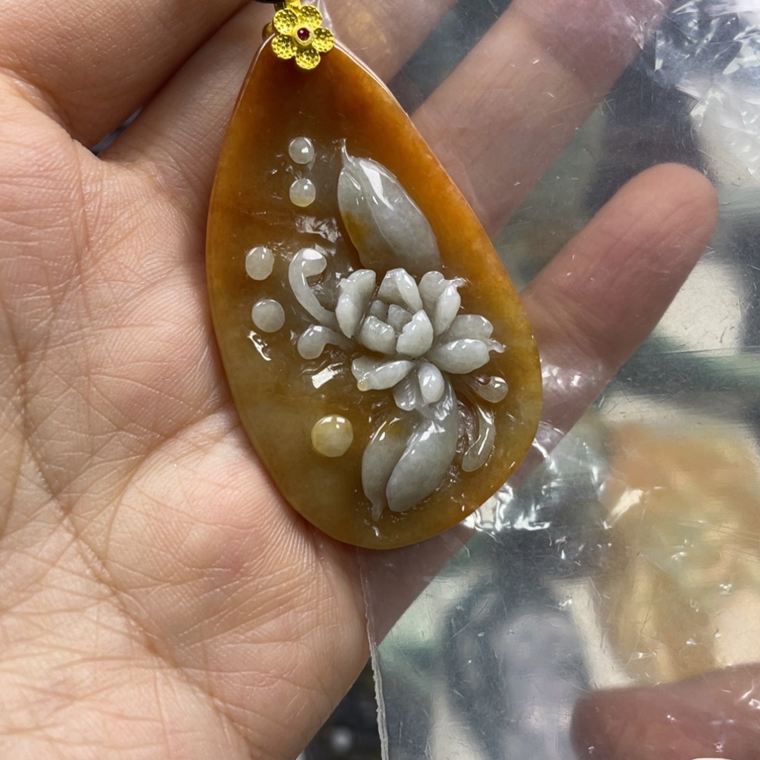 雅***道翡翠未镶嵌颈饰牌子