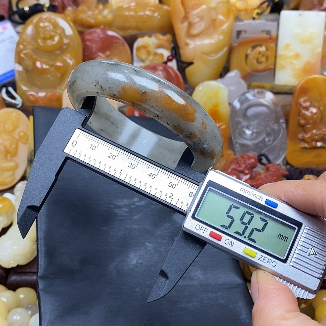 石英质玉（黄龙玉）颈饰未镶嵌