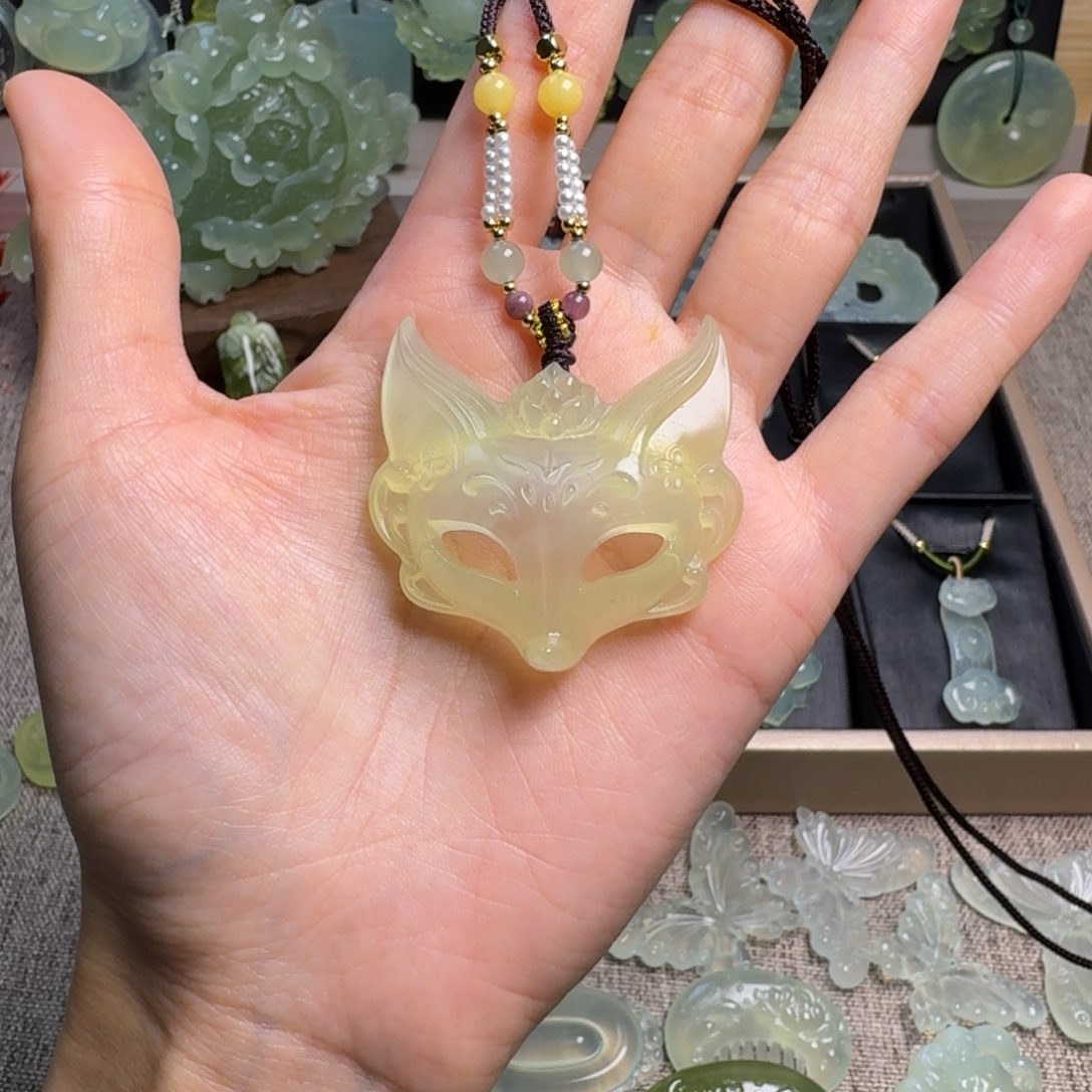 蛇纹石玉颈饰未镶嵌