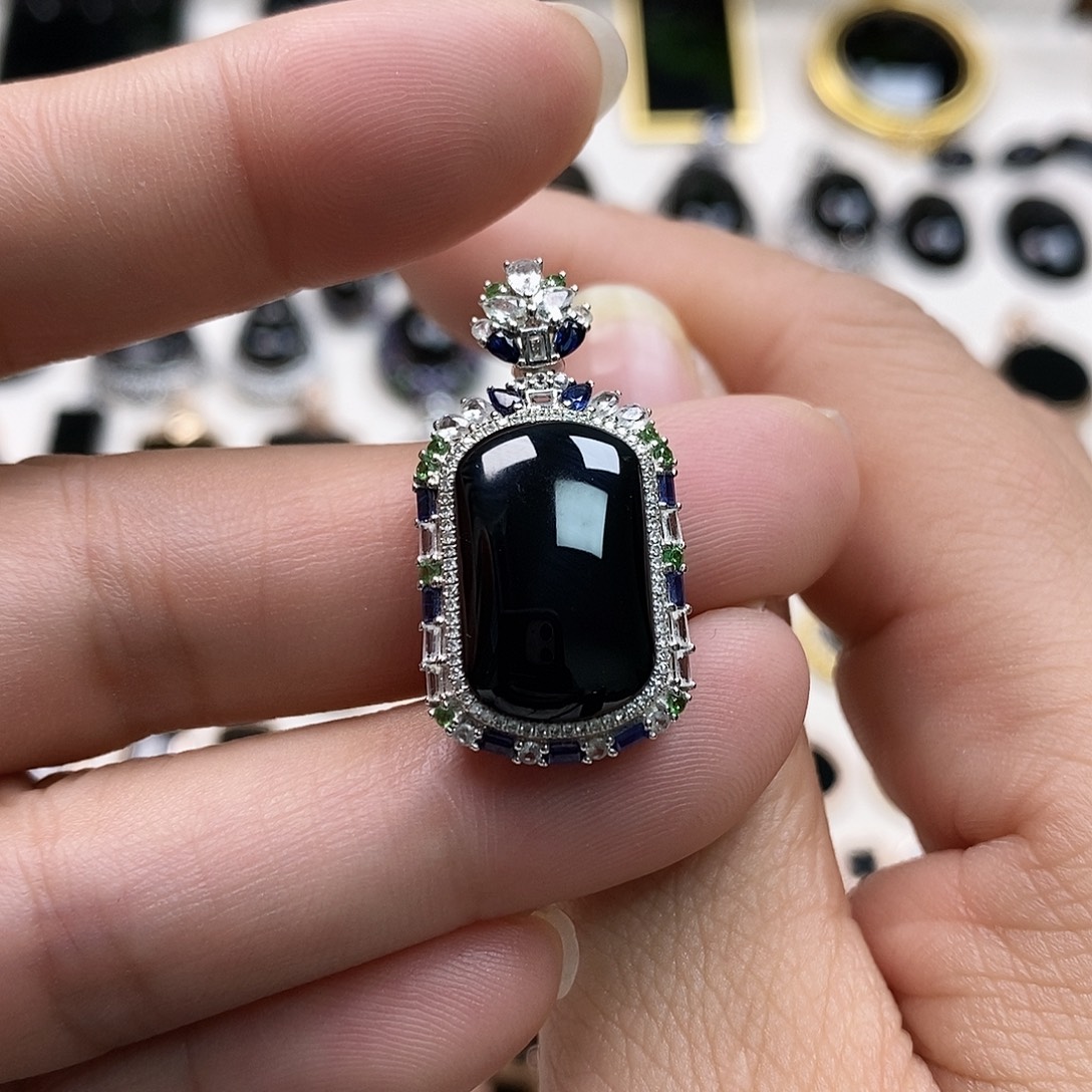 翡翠18K金镶嵌颈饰