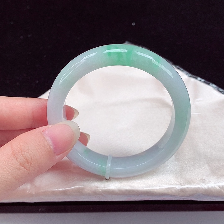 翡翠手镯未镶嵌翡翠