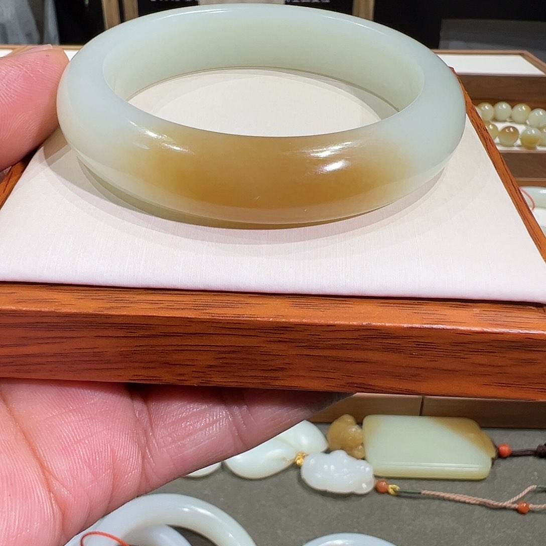 和田玉手镯未镶嵌法*