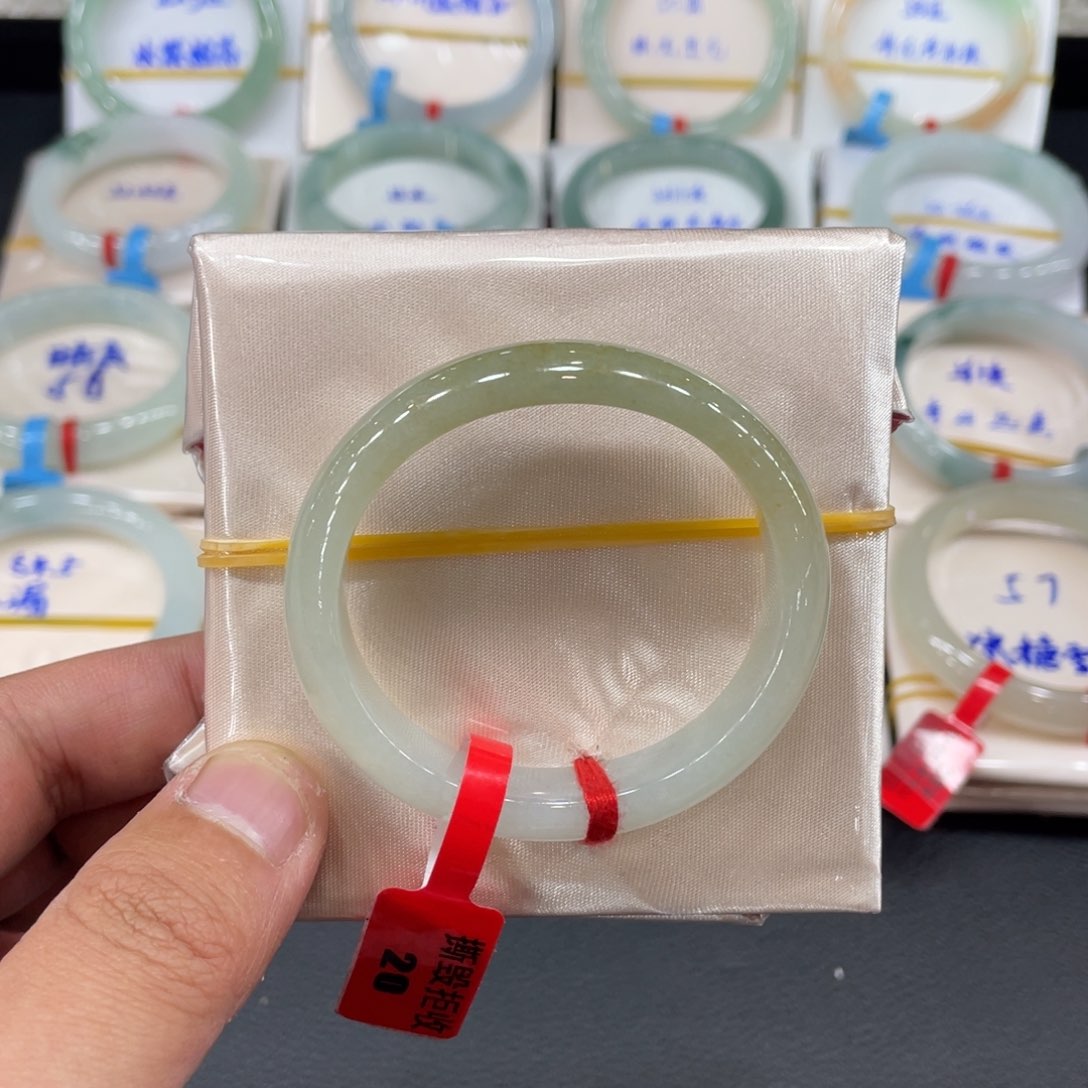 翡翠手镯未镶嵌天然翡翠