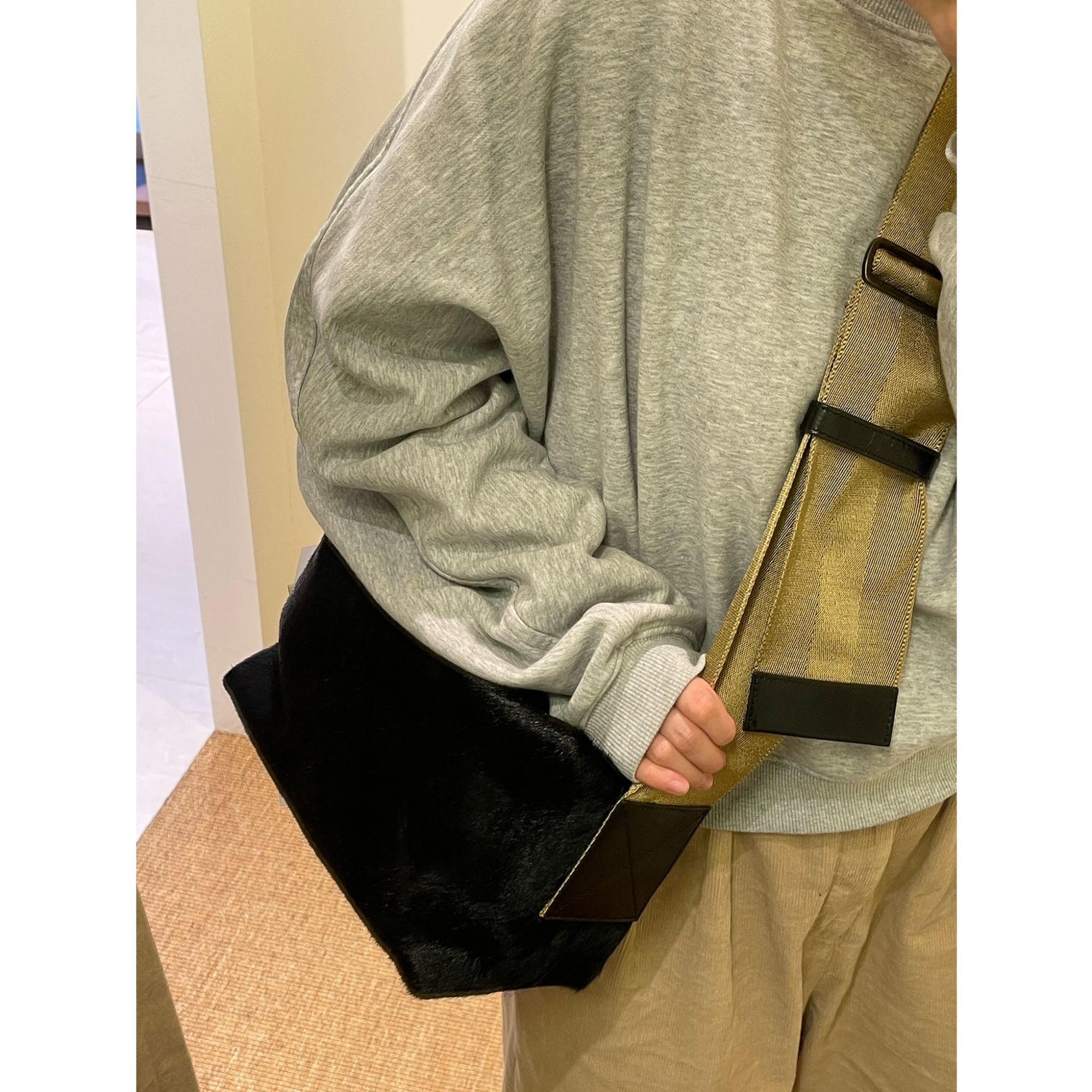 UMA WANG 黑色马毛材质豆腐包中号 UB0024-UW924