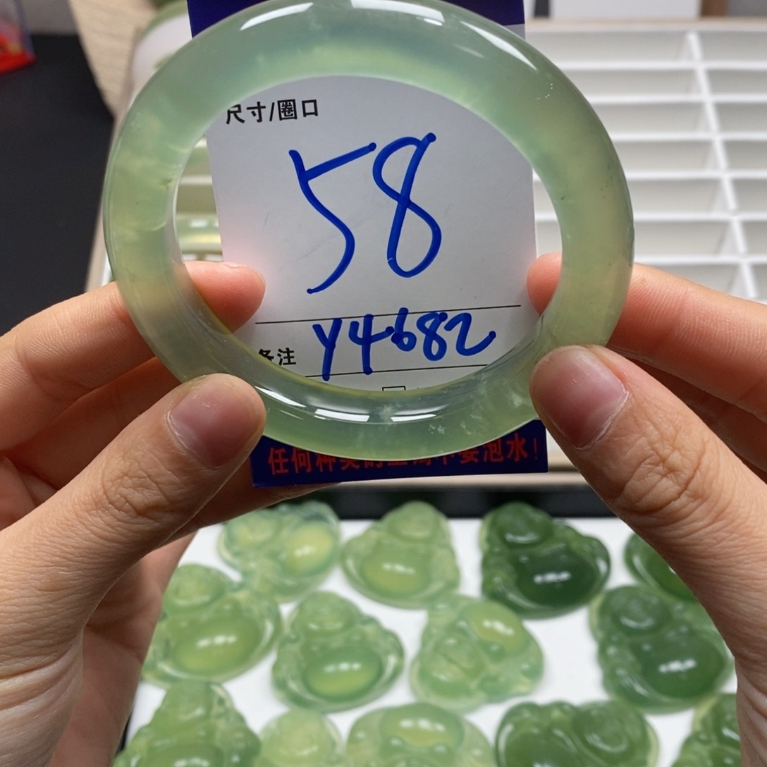 蛇纹石玉手镯未镶嵌