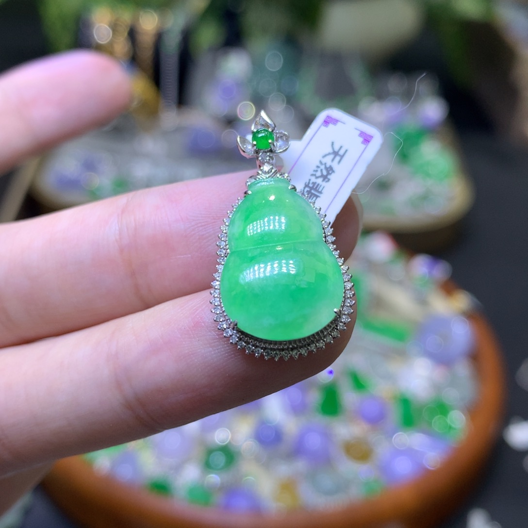 颈饰18K金镶嵌翡翠