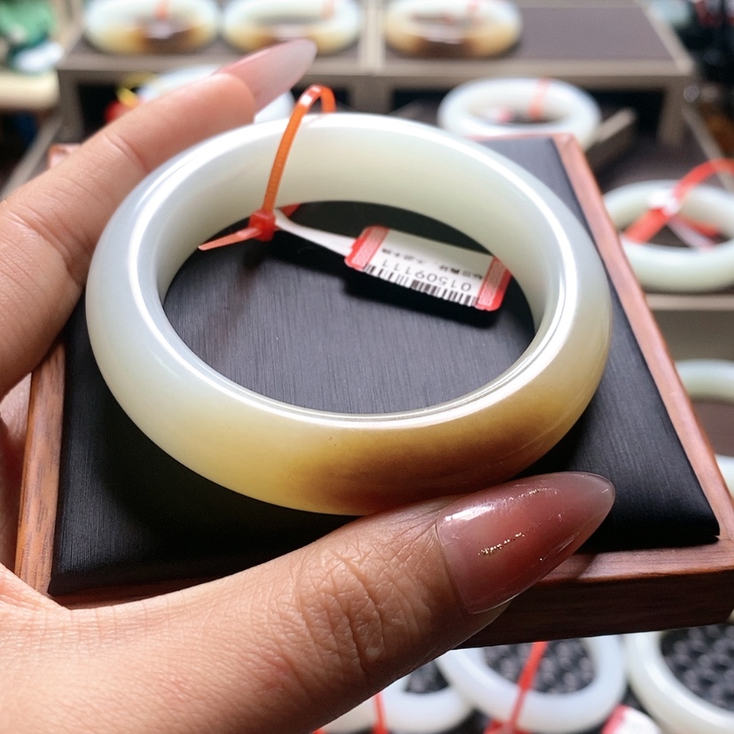 【闪购商品】和田玉手镯未镶嵌E***?