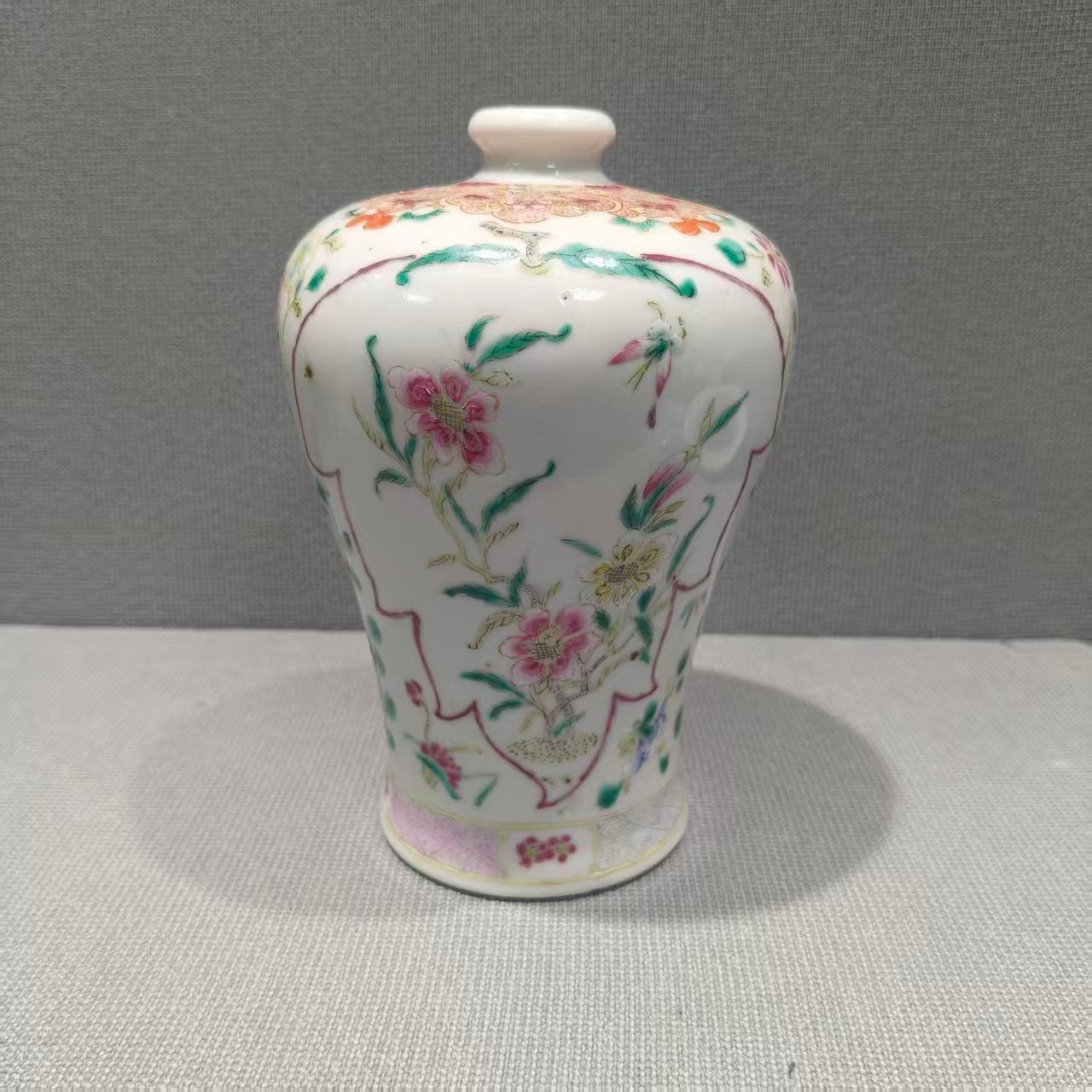 16 80 民国 粉彩花卉梅瓶-516