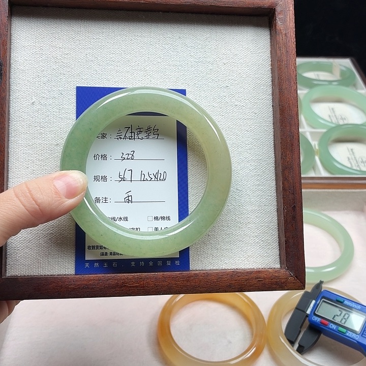 言***鸟石英质玉未镶嵌手镯