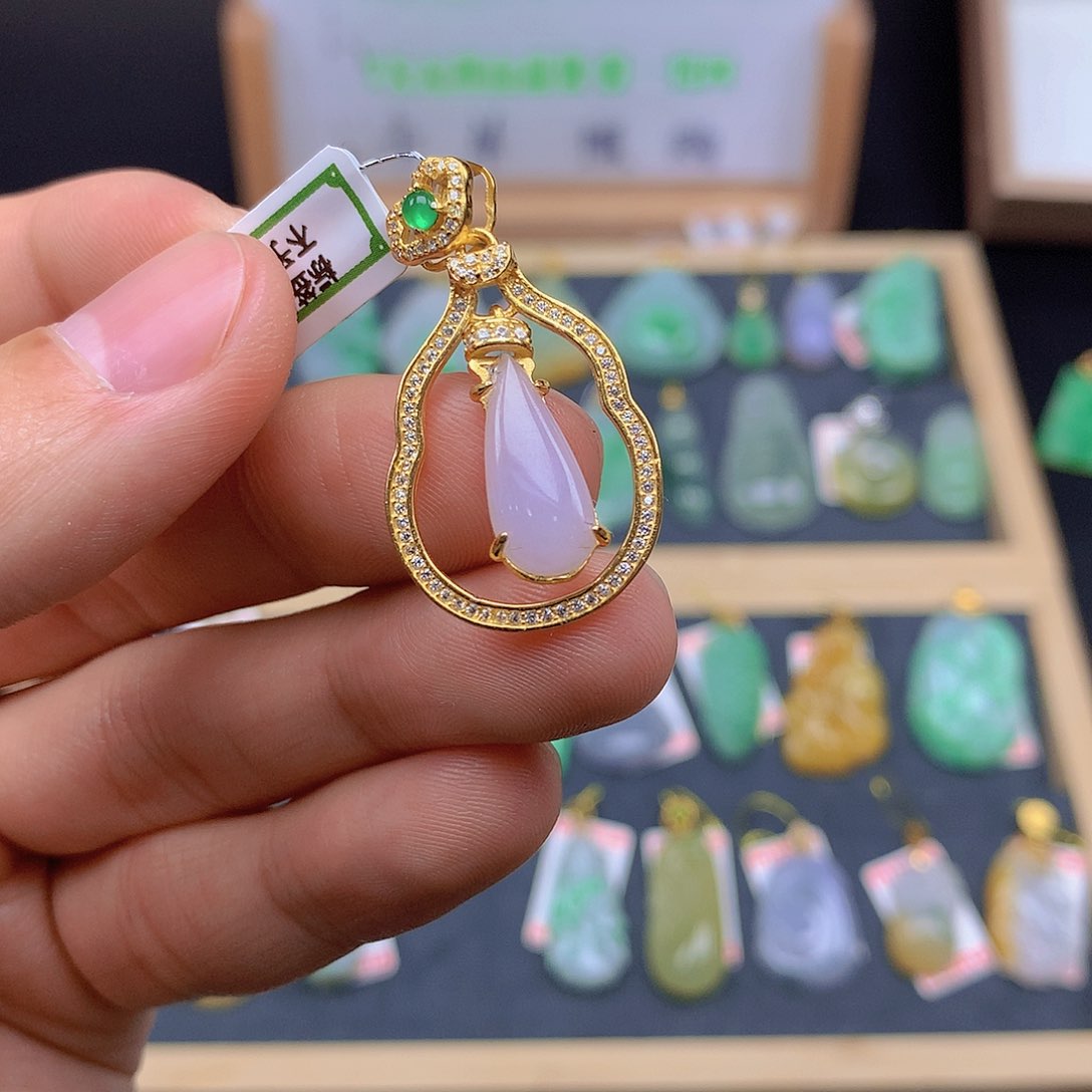 翡翠颈饰未镶嵌翡翠