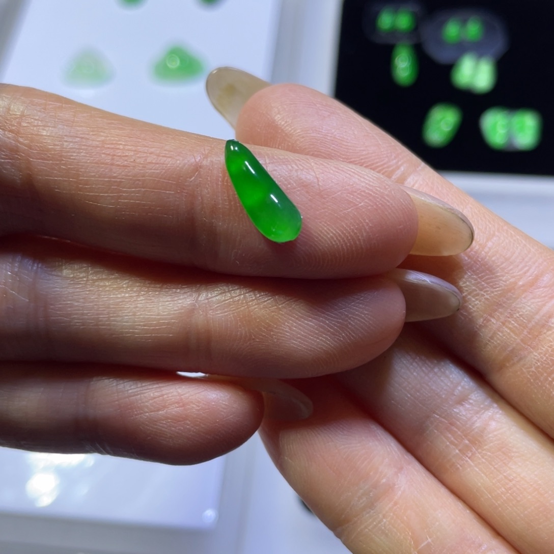 翡翠颈饰未镶嵌豆子