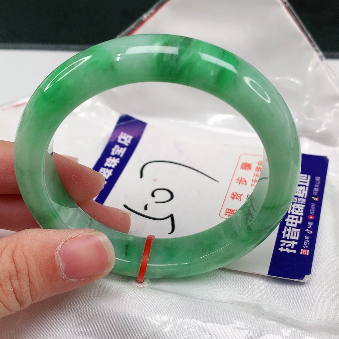 翡翠手镯未镶嵌翡翠