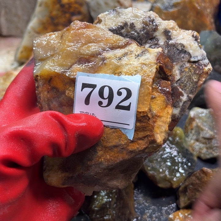 透闪石-蛇纹石玉珠宝奇石未镶嵌合*