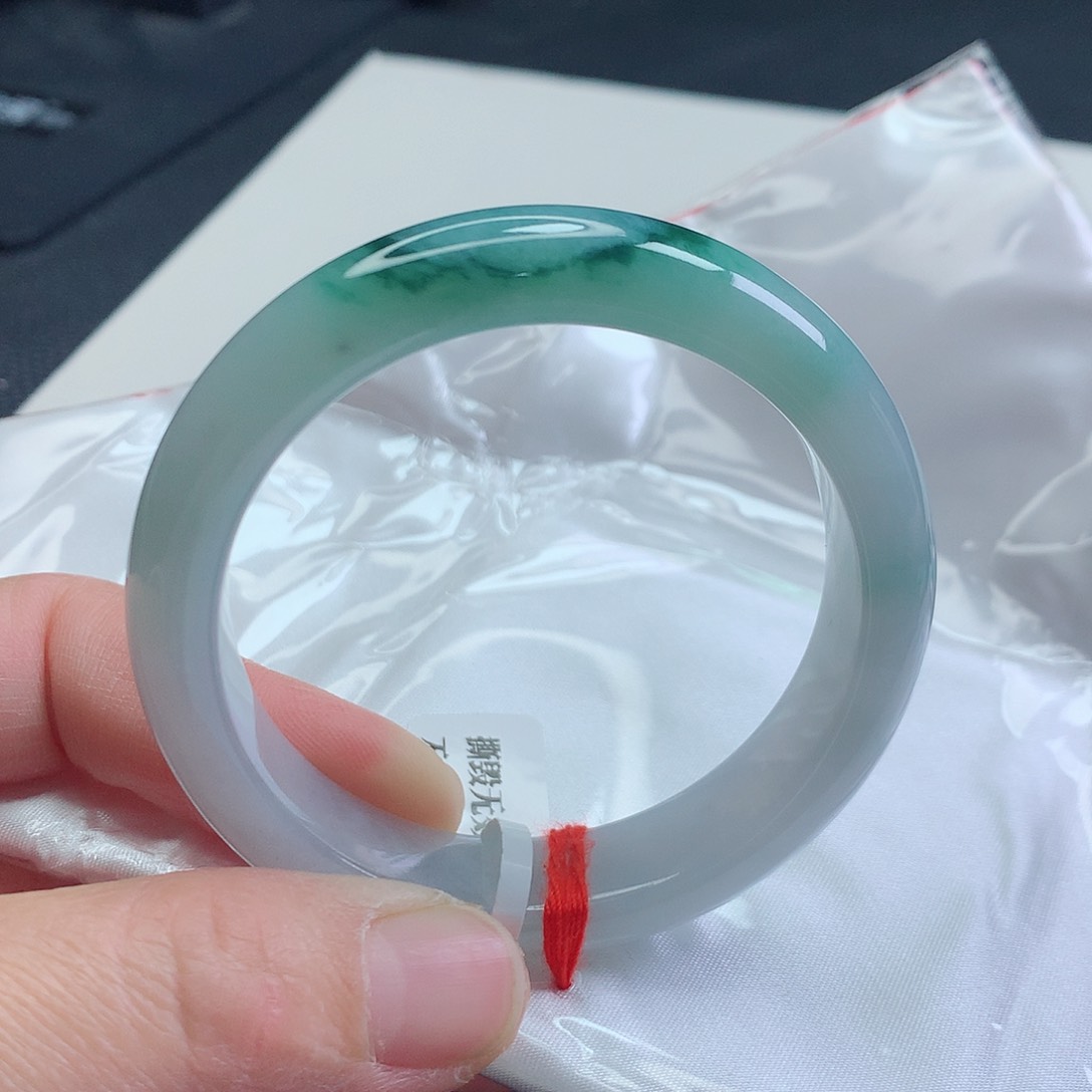 翡翠手镯未镶嵌55圈口飘绿手镯