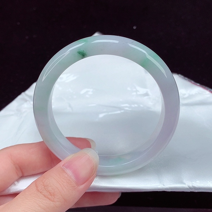 翡翠手镯未镶嵌翡翠
