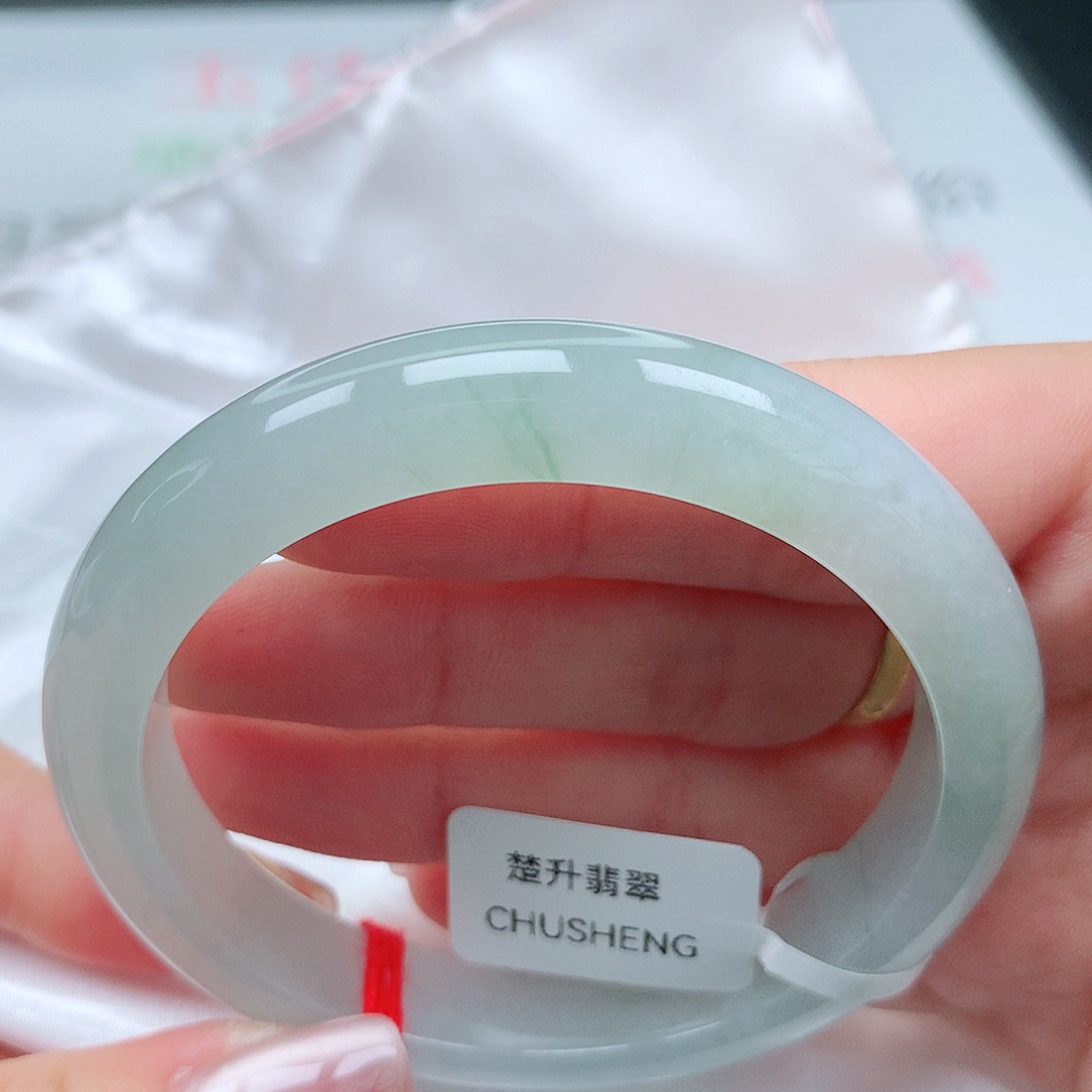 翡翠手镯未镶嵌56圈。