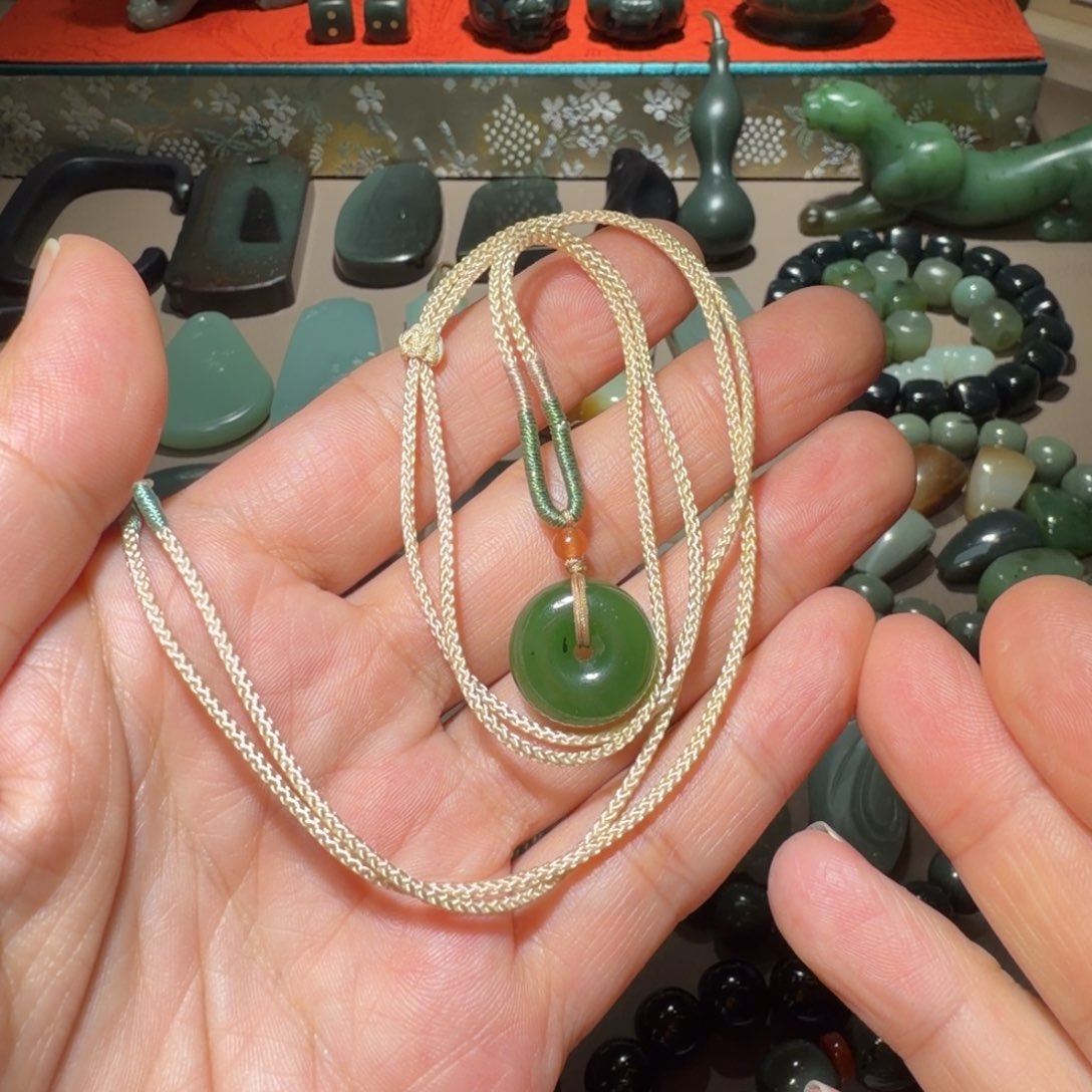 江***娇和田玉未镶嵌颈饰