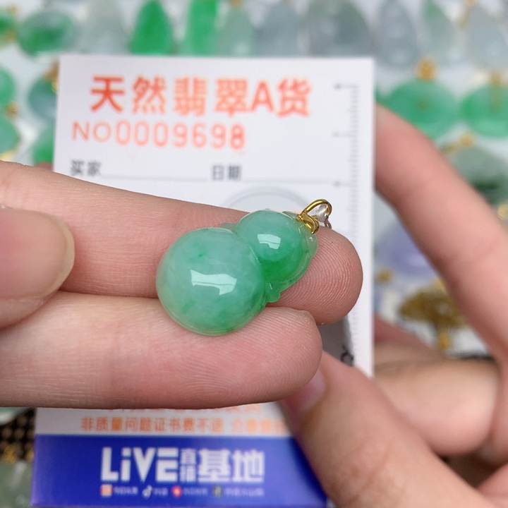 颈饰18K金镶嵌翡翠葫芦