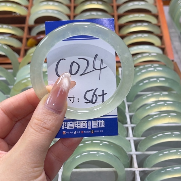 岫玉手镯未镶嵌金***?