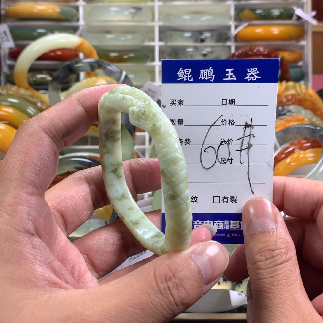 蛇纹石玉手镯未镶嵌
