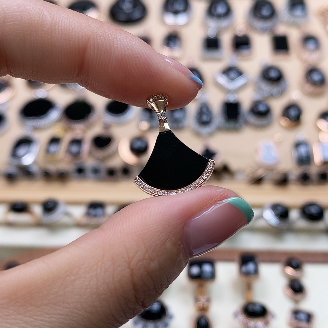 翡翠颈饰18K金镶嵌天然翡翠墨翠