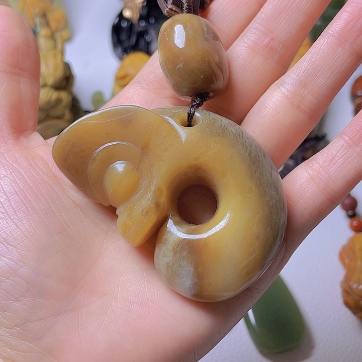 和田玉手把件未镶嵌中*人