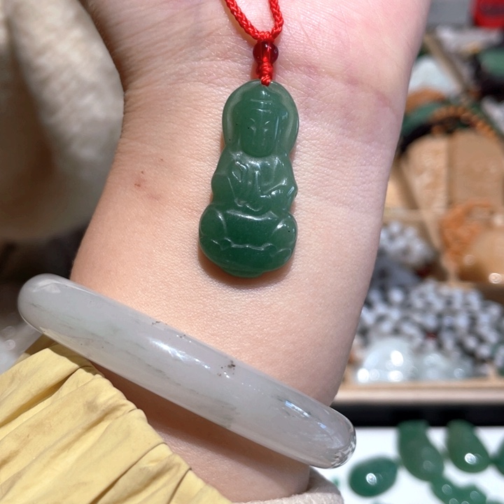 石英质玉未镶嵌颈饰