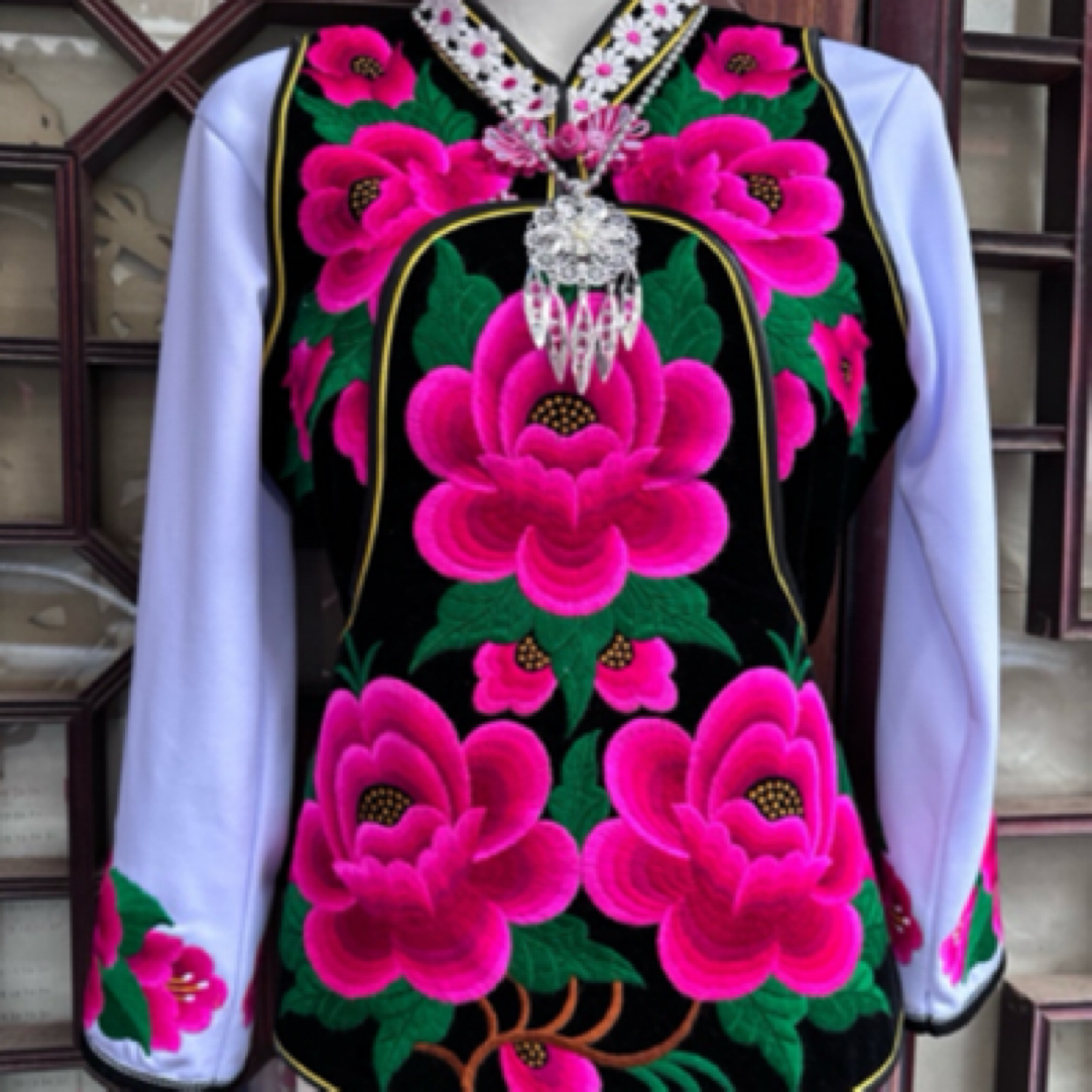 云南楚雄彝族手推绣花南华服饰领褂围腰衬衣三间套刺绣服装