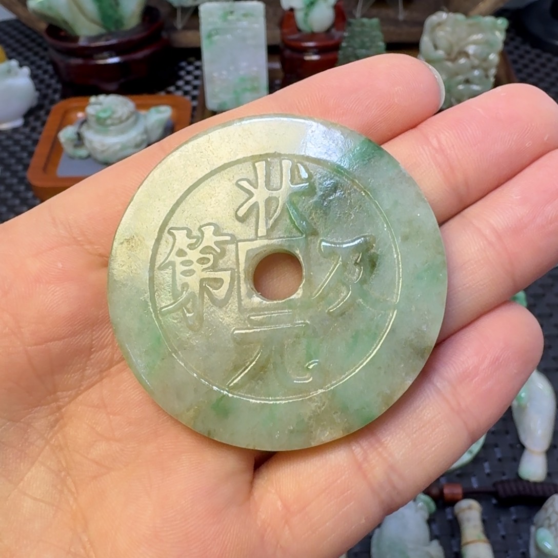 翡翠颈饰未镶嵌翡翠颈饰未镶嵌..