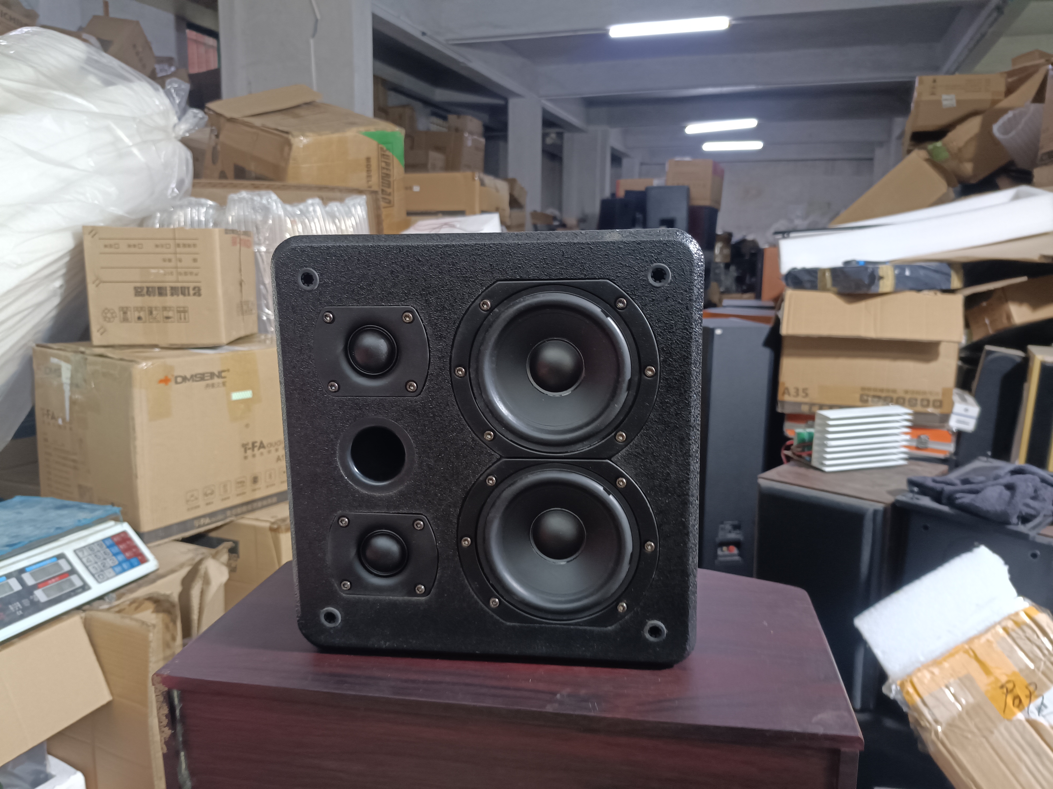 准新品  丹麦之笙，双4.5寸环绕音响一对，颗粒喷漆箱，不包邮