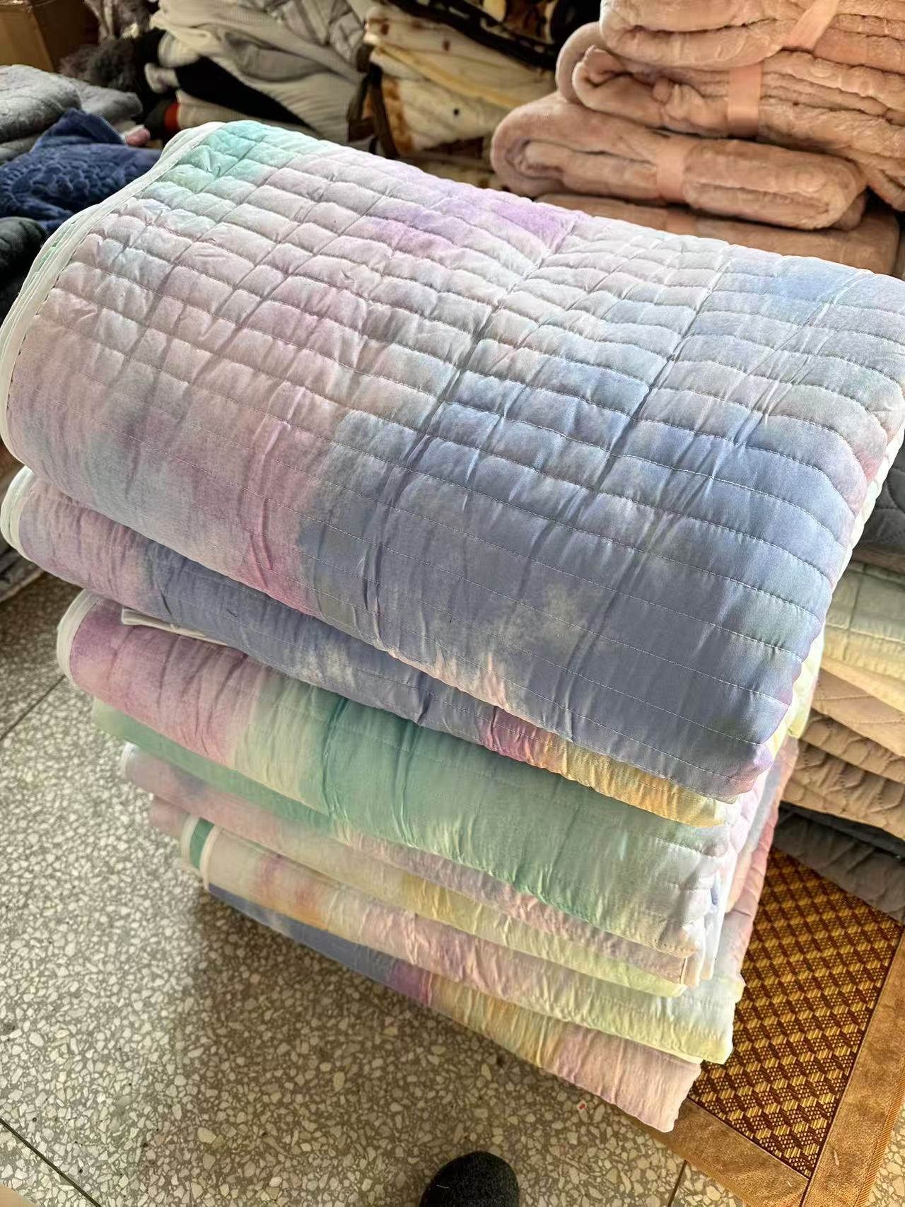 《兵哥外贸》3楼220×240彩色渐变化纤绗缝超软床盖 发一个