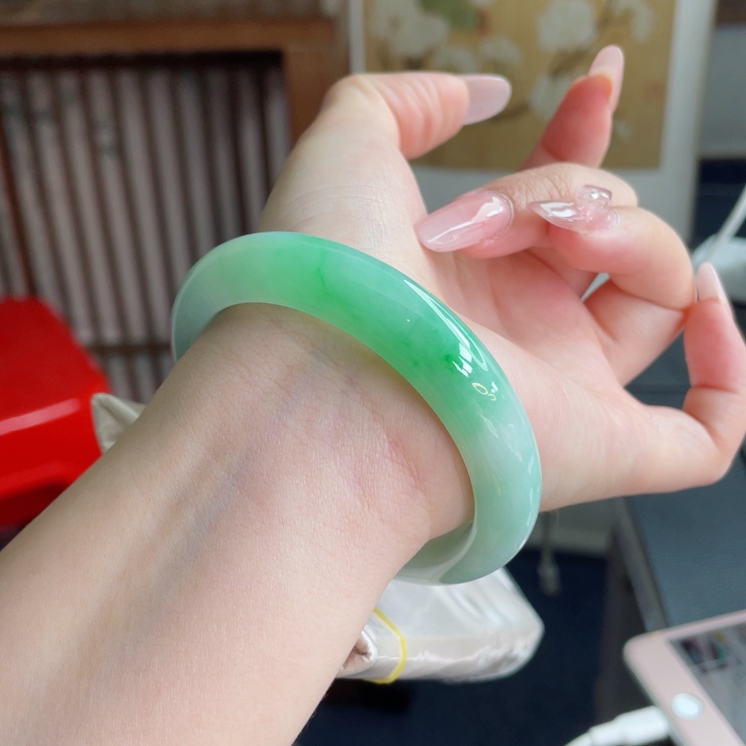 未镶嵌手镯翡翠56.8飘阳绿 花小钱办大事 性价比感14号