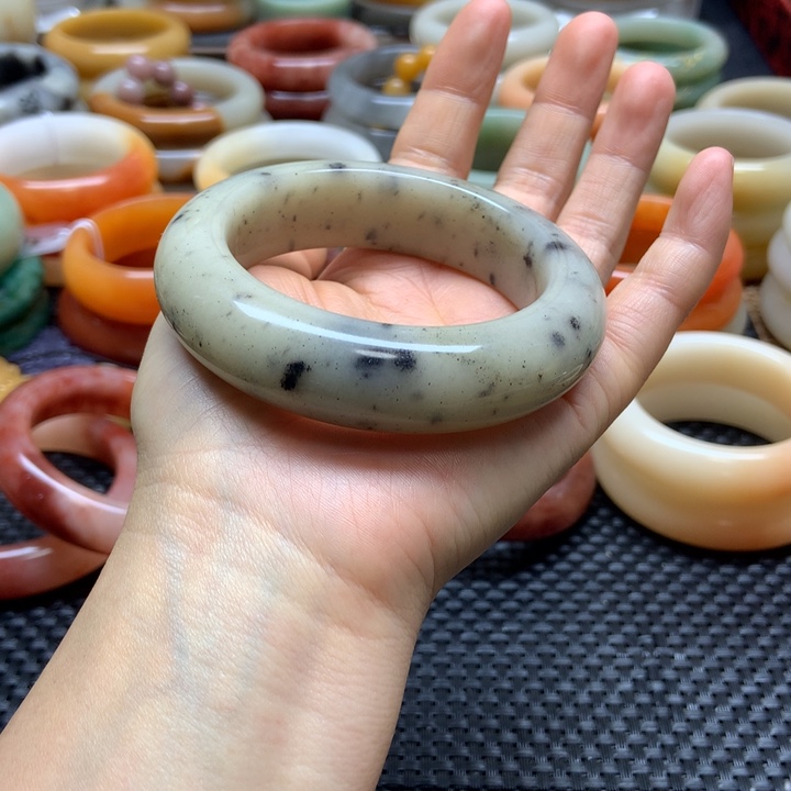 石英质玉手镯未镶嵌