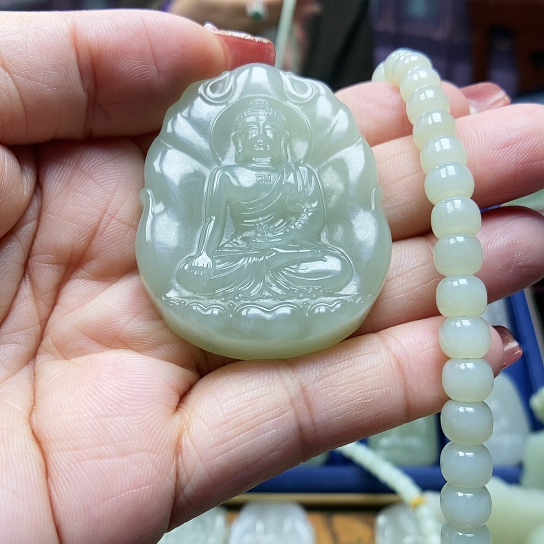 和田玉颈饰未镶嵌?