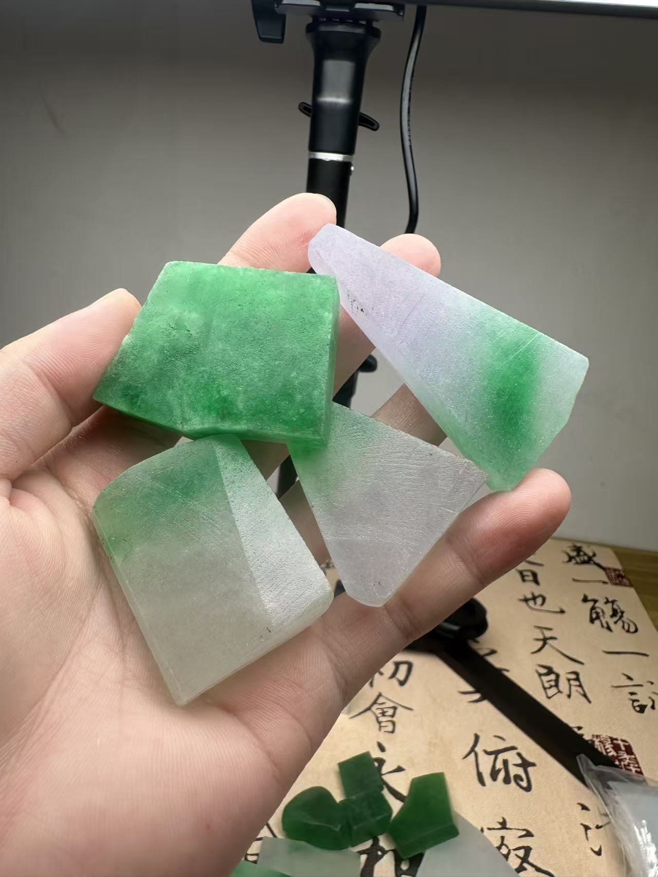 翡翠料子一物一拍冰种飘花带色吊坠蛋面复古风精美翡翠处理特价