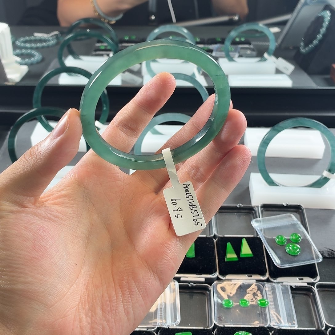 小****翡翠未镶嵌手镯60.95